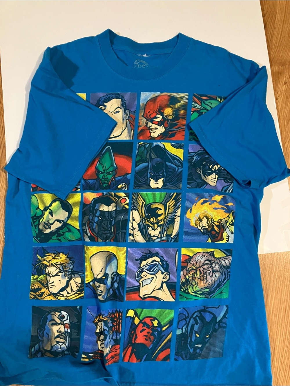 DC Comics Men’s M short sleeve T-shirt featuring a grid of comic book characters